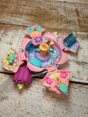 vintage 1996 Bluebird Polly Pocket "Fountain Fantasy" playset